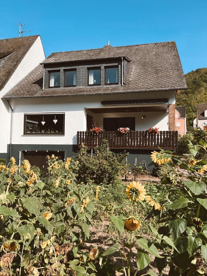 Ferienwohnung Moselflair Mit Direktem Blick Auf Die Mosel Und Weinberge Oberfell Exterior foto